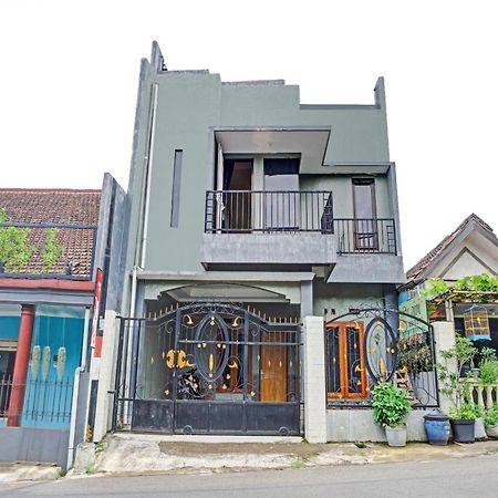 Oyo Life 90737 Losmen Aini Syariah Batu  Exteriér fotografie